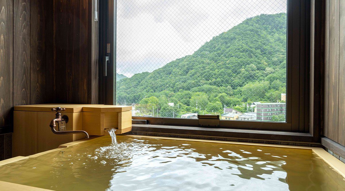 定山溪 由樂草庵 客房檜葉木浴缸與窗外的綠山