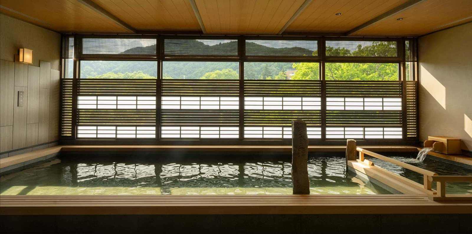 定山溪 由樂草庵 大浴場「岩蕗之湯」面山的內湯