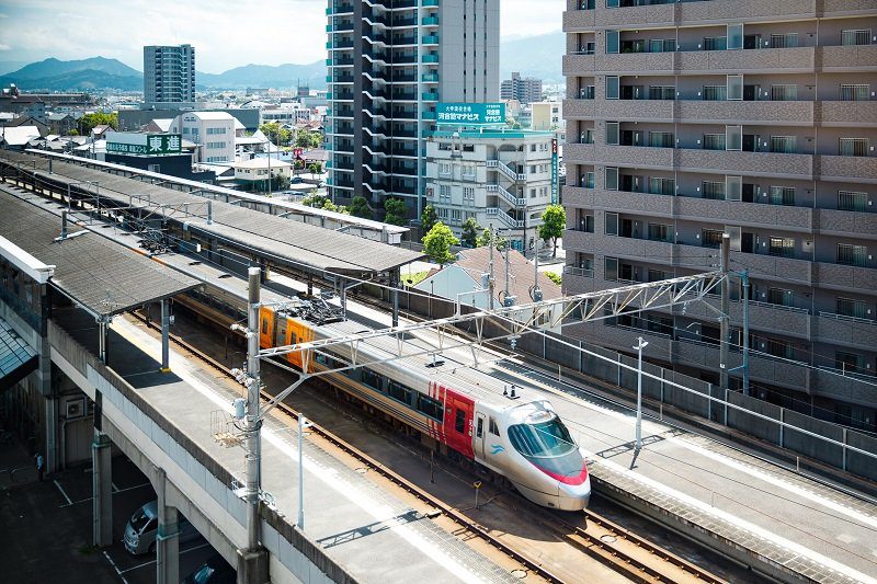 今治 JR 克萊門特 Inn 客房窗外可見的 JR 列車