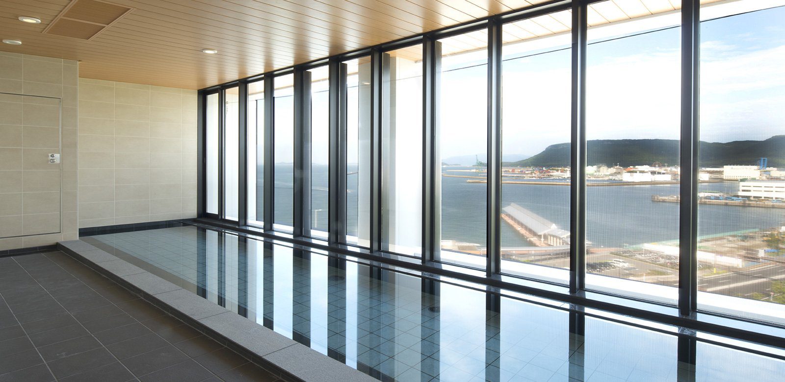 高松 JR 克萊門特 Inn 9 樓展望大浴場與瀨戶內海景