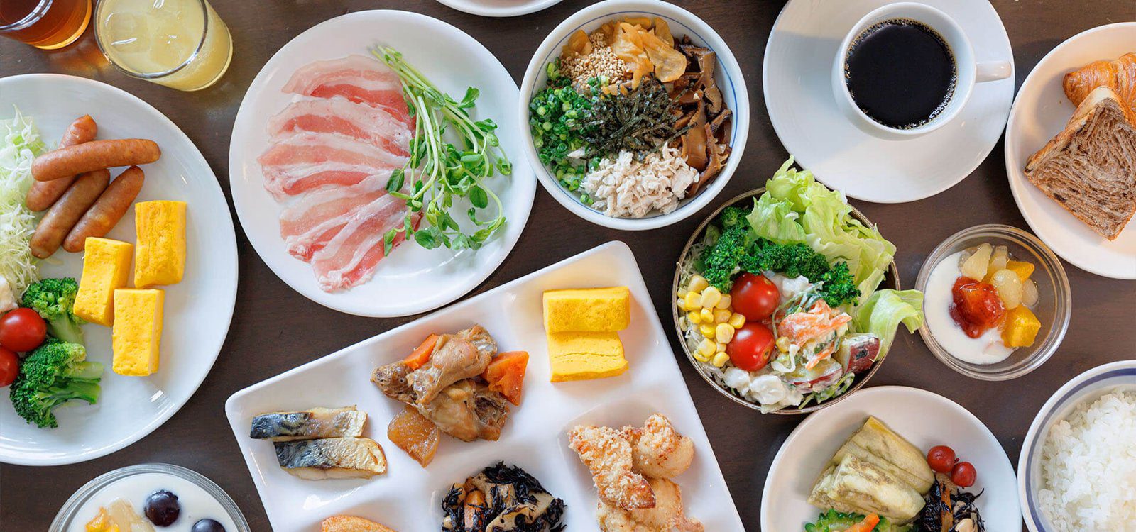 JR九州飯店 鹿兒島 早餐的肉片、玉子燒與沙拉等菜色