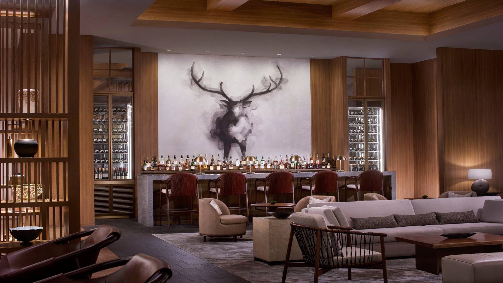 奈良 JW 萬豪酒店 Flying Stag 大廳酒吧與鹿角畫作
