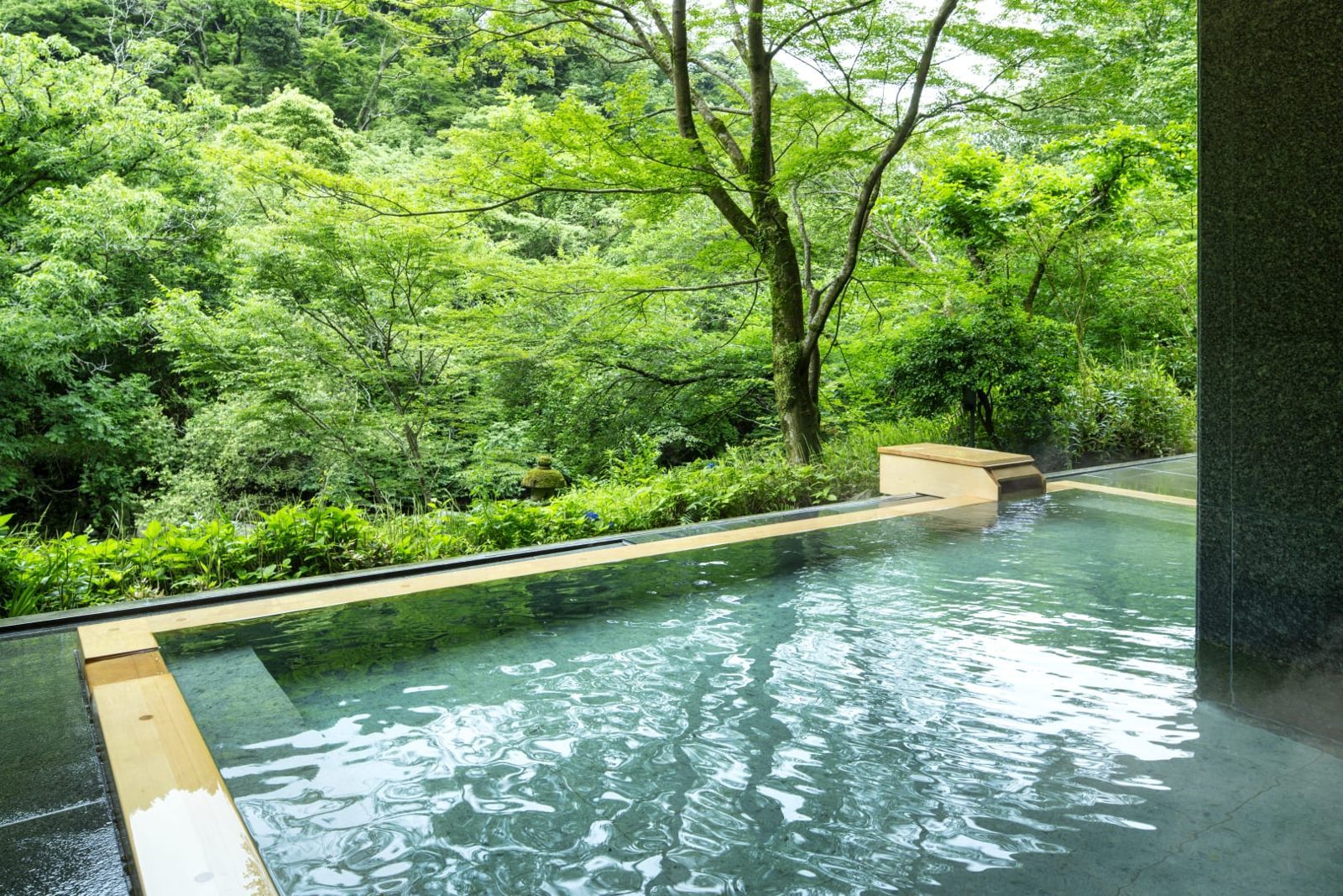 界 箱根 夏天的露天浴池