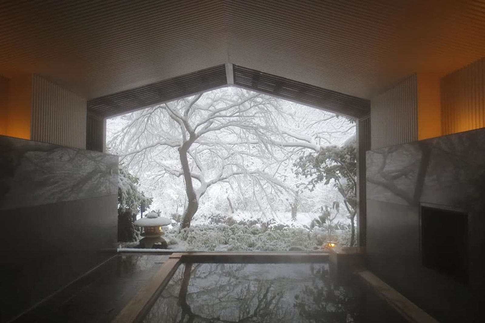 界 箱根 雪景中的浴池