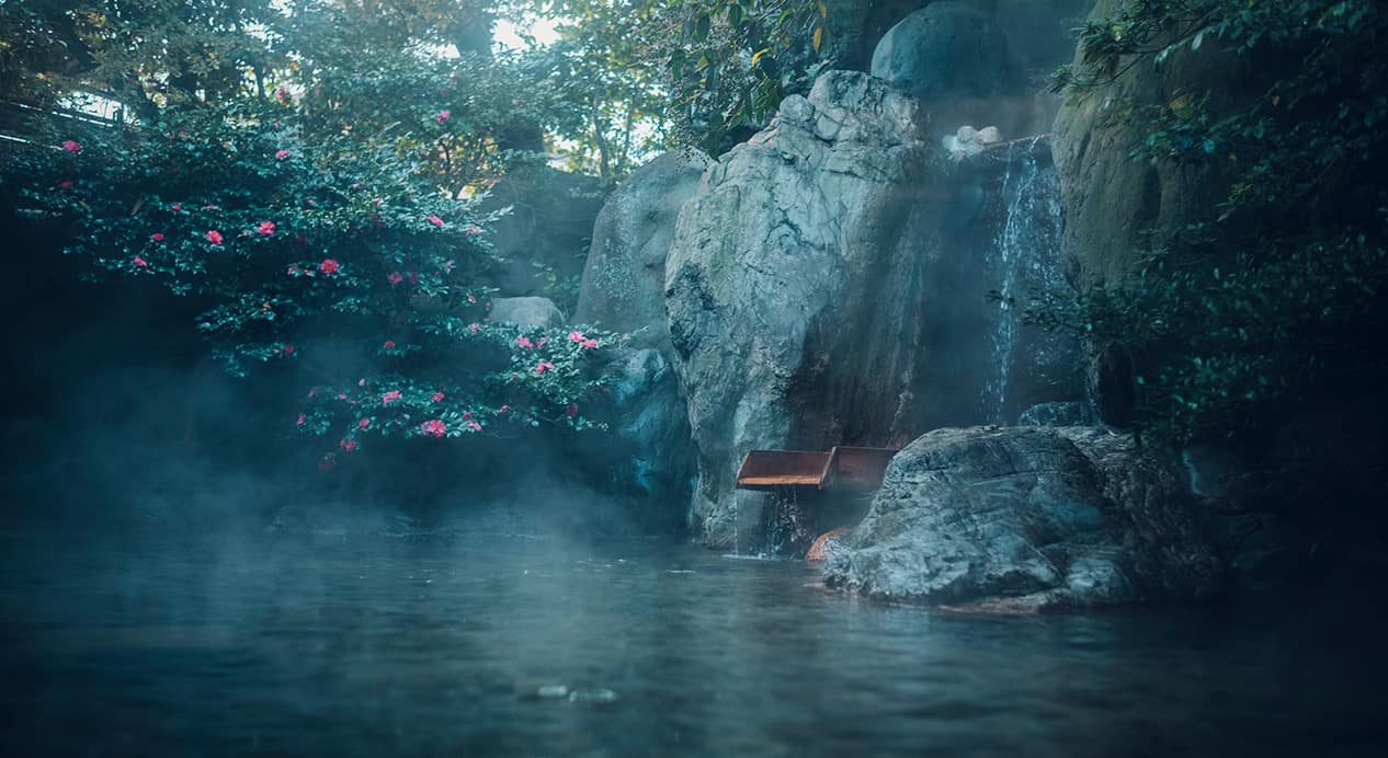 界 伊東 庭園樹影裡的岩石露天浴池