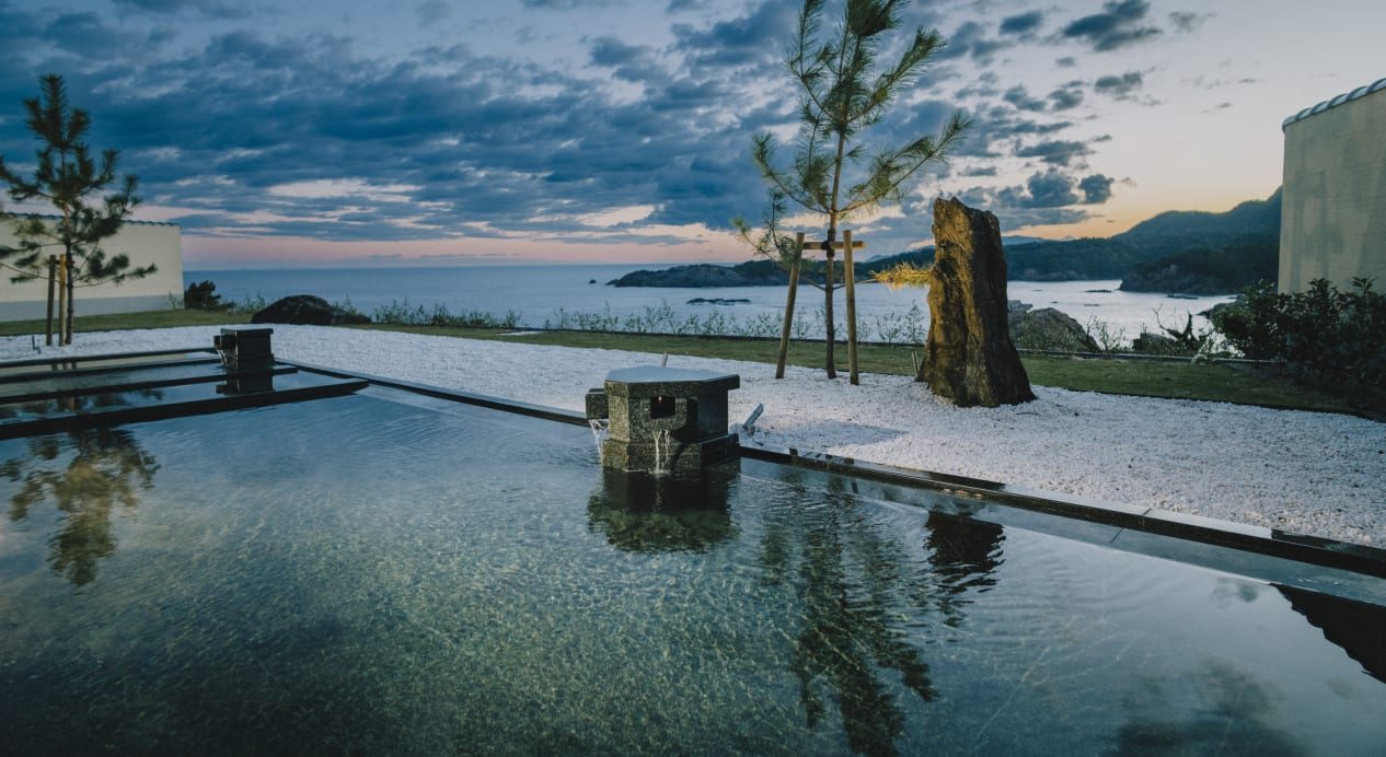 界 出雲 浴池像接著日本海，遠望出雲松島