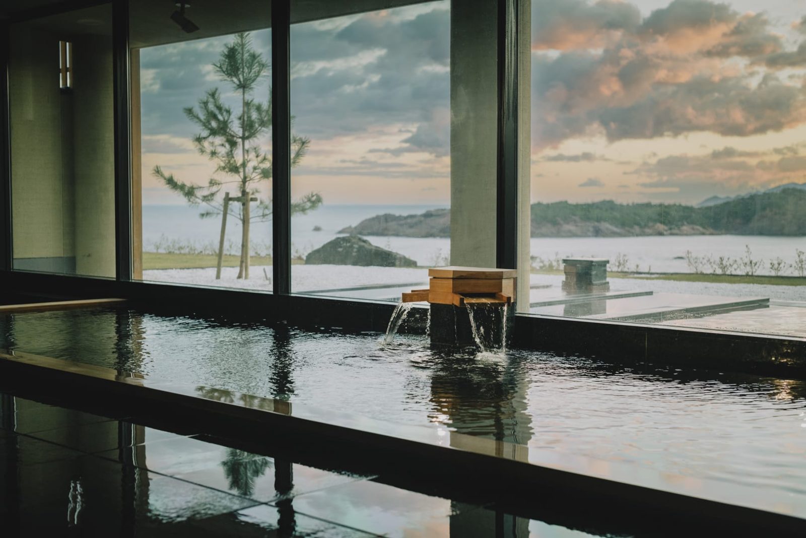 界 出雲 面海的室內浴池