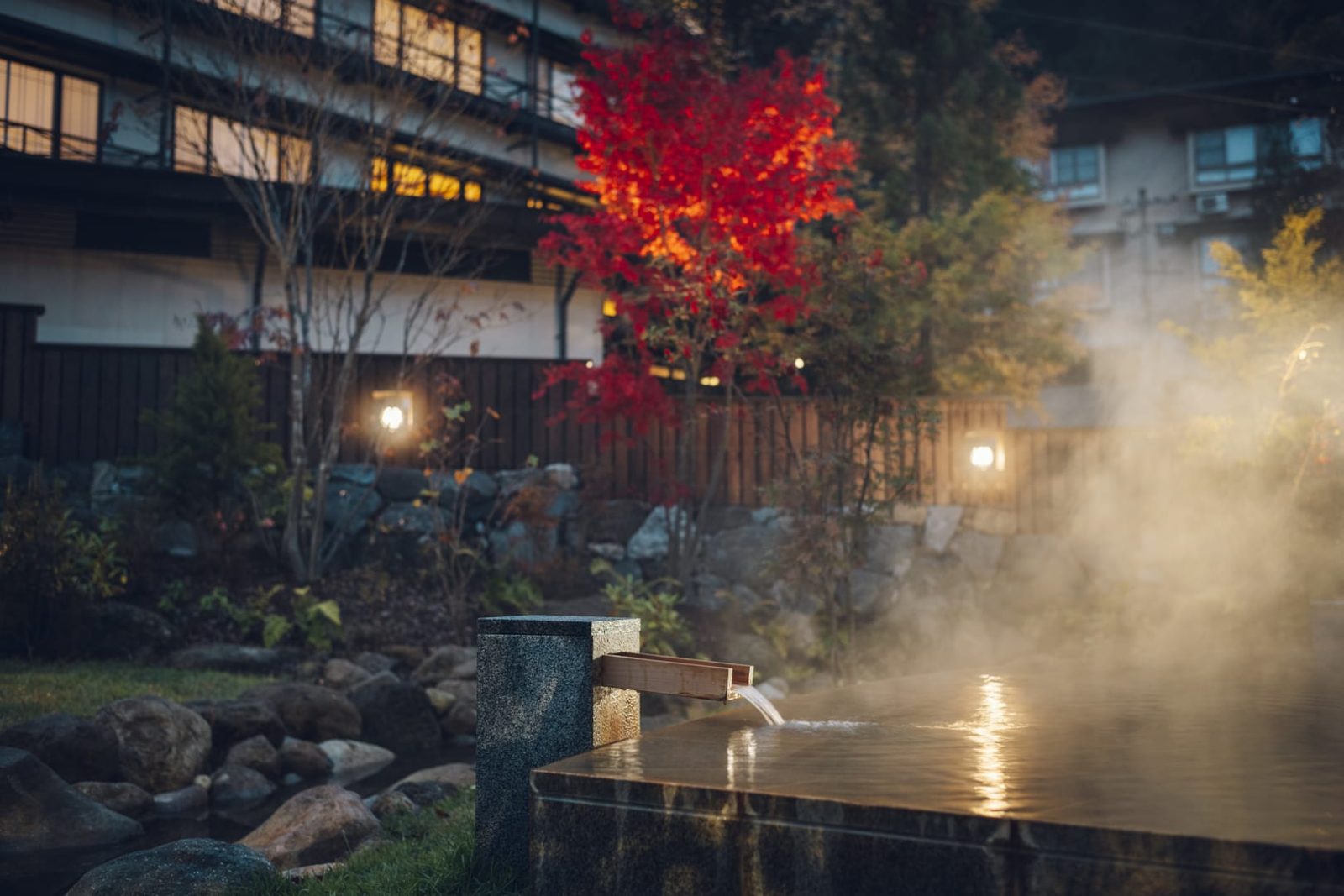 界 奧飛驒 紅葉季的中庭足湯