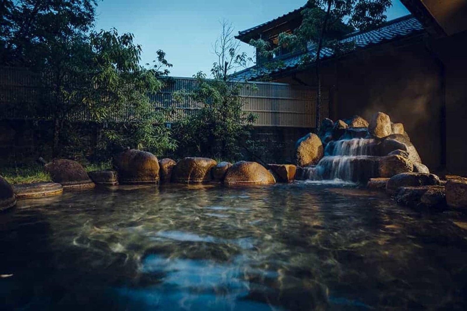 界 玉造 岩石疊砌的露天浴池