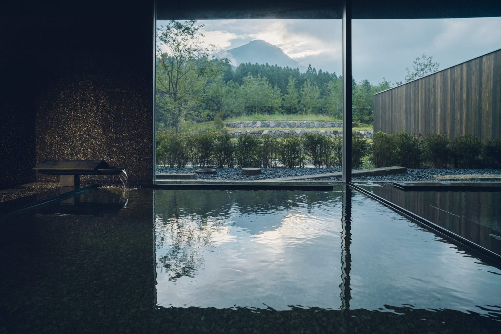 界 由布院 遠望由布岳的浴池