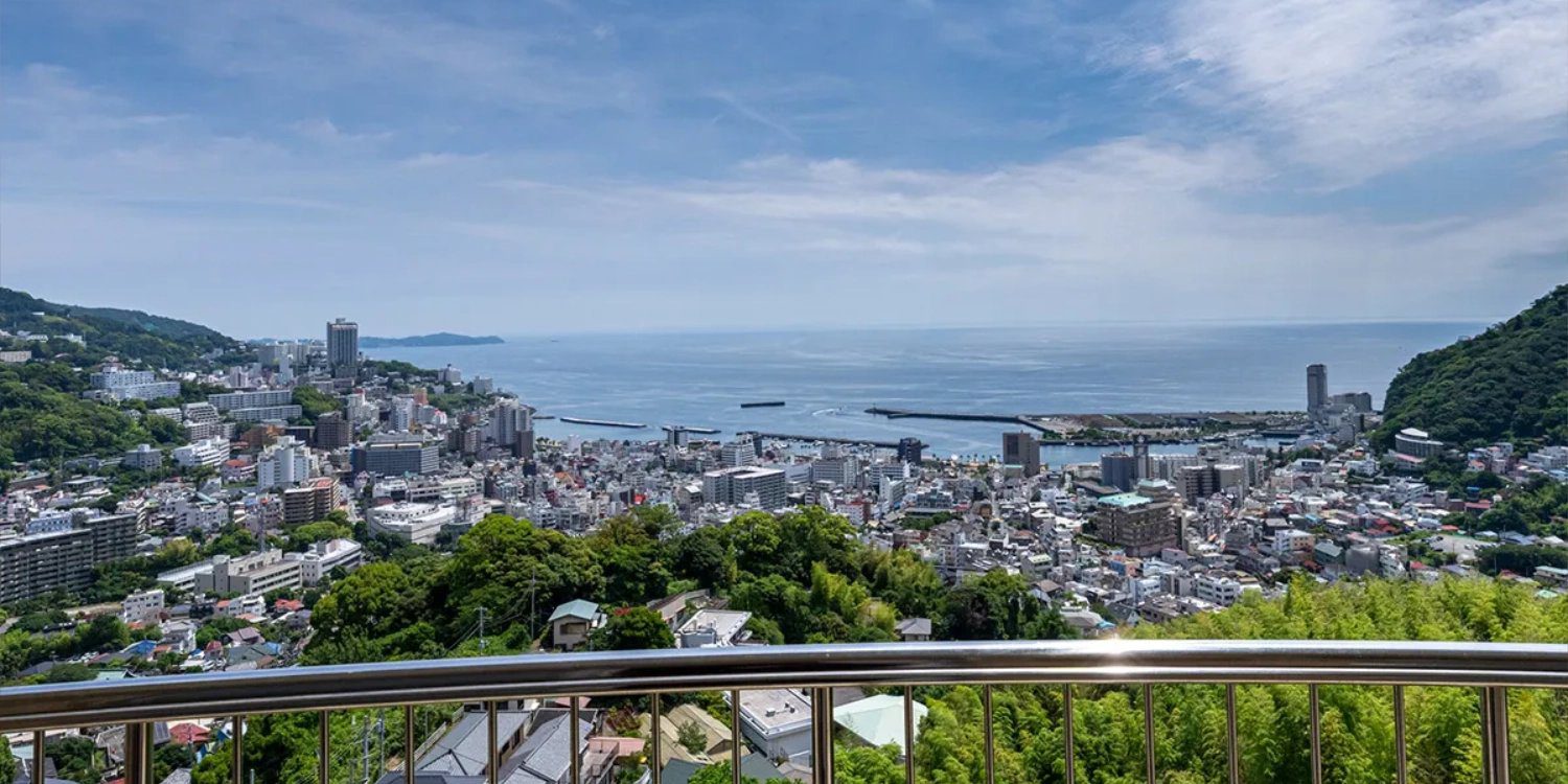 龜之井酒店 熱海從高台俯瞰熱海市街與海灣