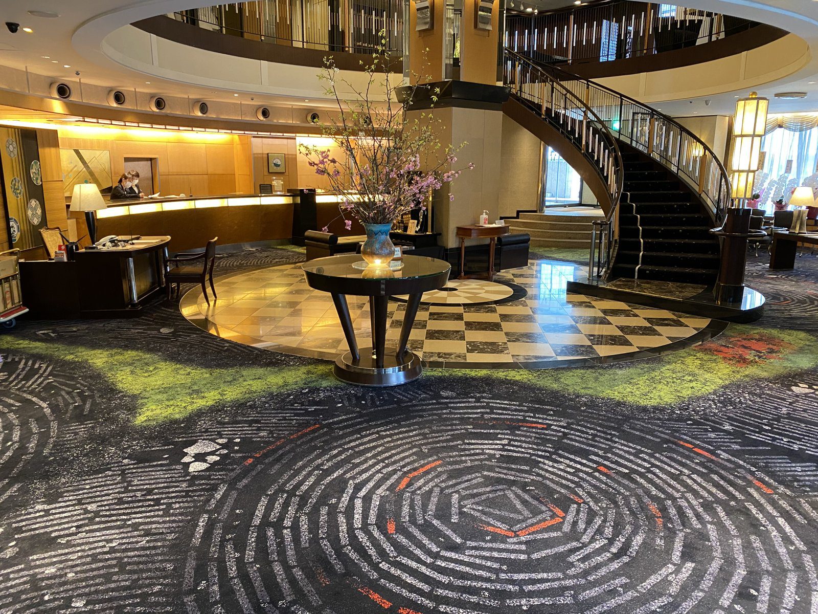 金澤新格蘭飯店 有螺旋樓梯與櫃檯的本館大廳