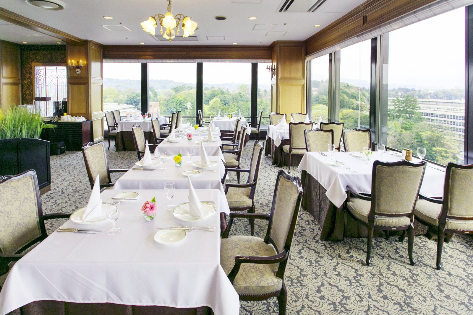 金澤新格蘭飯店 窗外滿是綠意的 12 樓 Sky Dining Roi