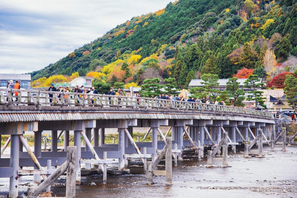 嵐山渡月橋木造橋樑與秋季疊翠嵐山