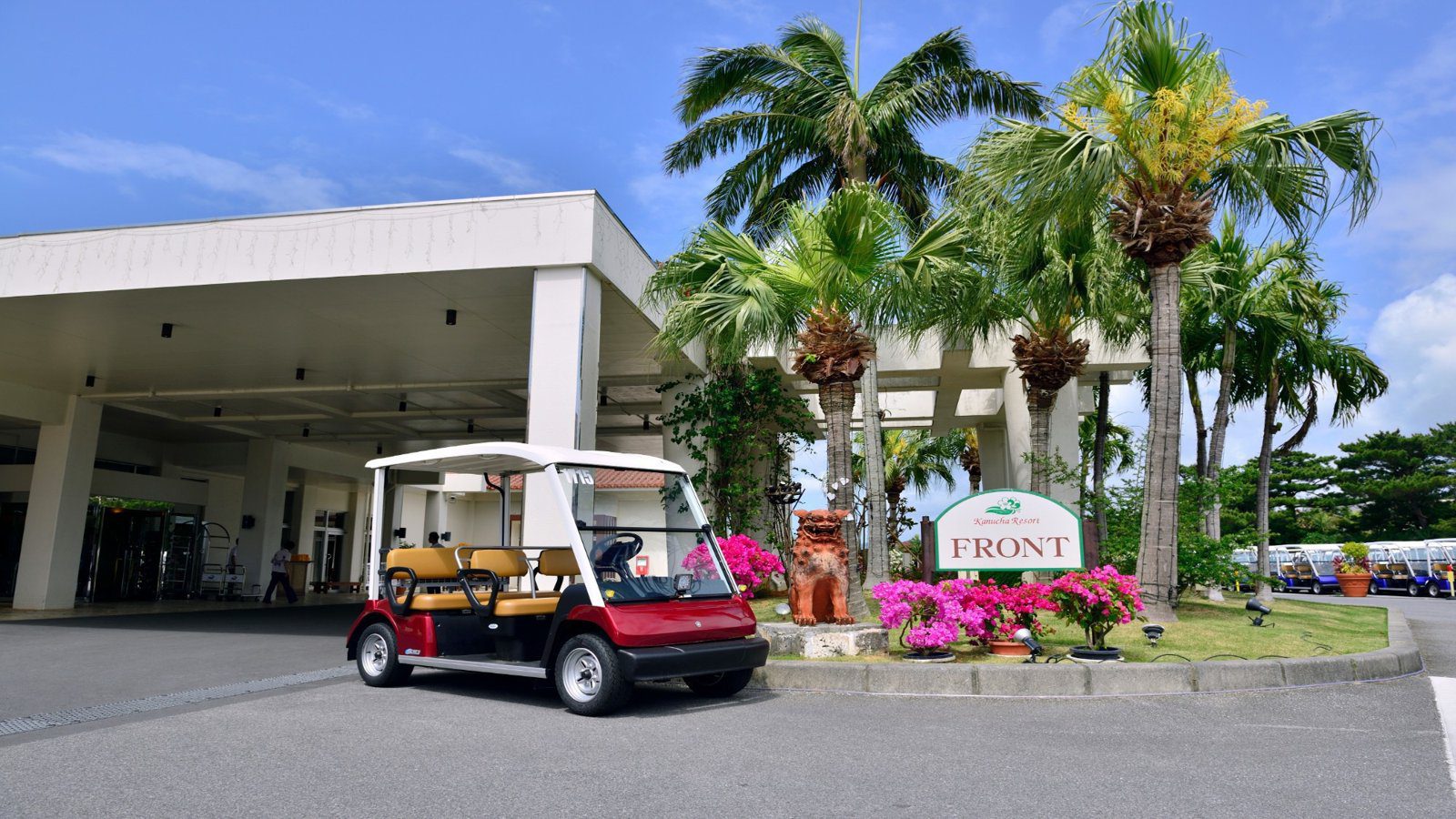 卡努佳度假村 Kanucha Resort Front 棟門口的電動車與椰子樹