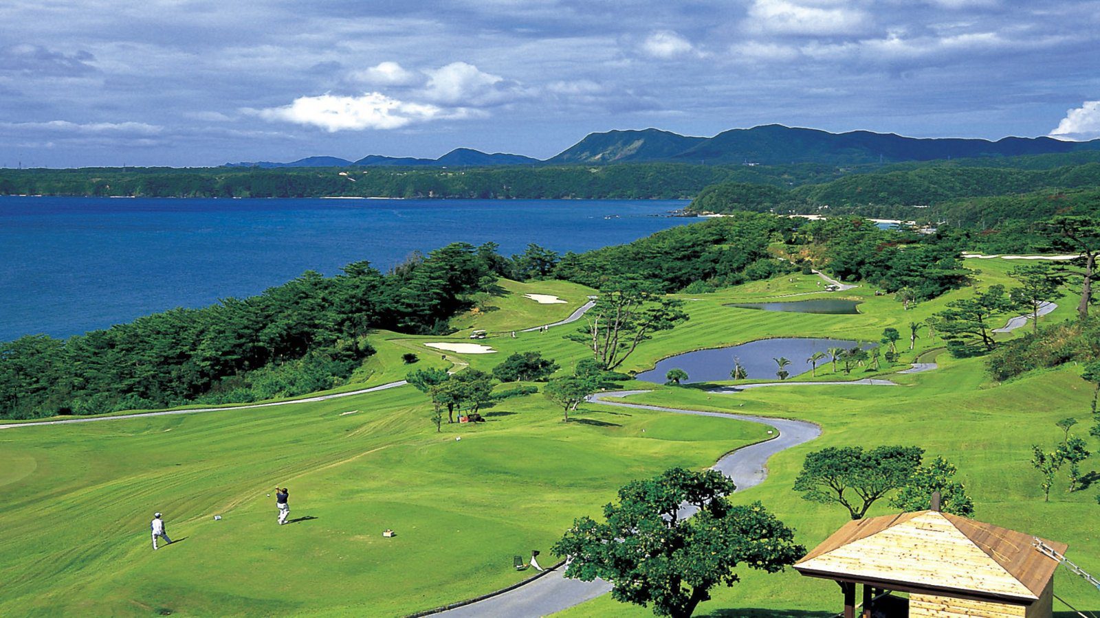 卡努佳度假村 Kanucha Resort 面向大浦灣的高爾夫球道