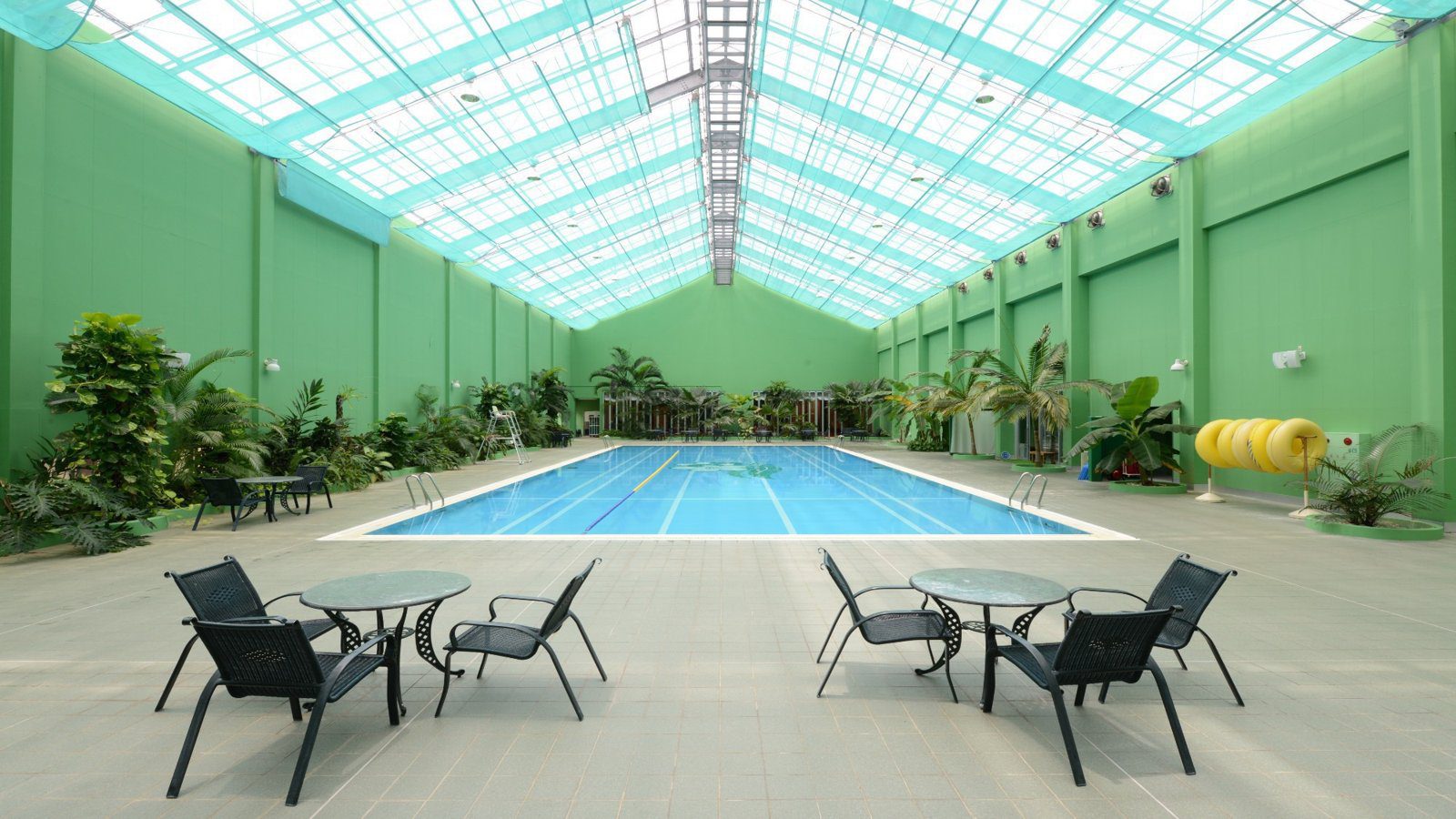 卡努佳度假村 Kanucha Resort 玻璃屋頂下的室內泳池