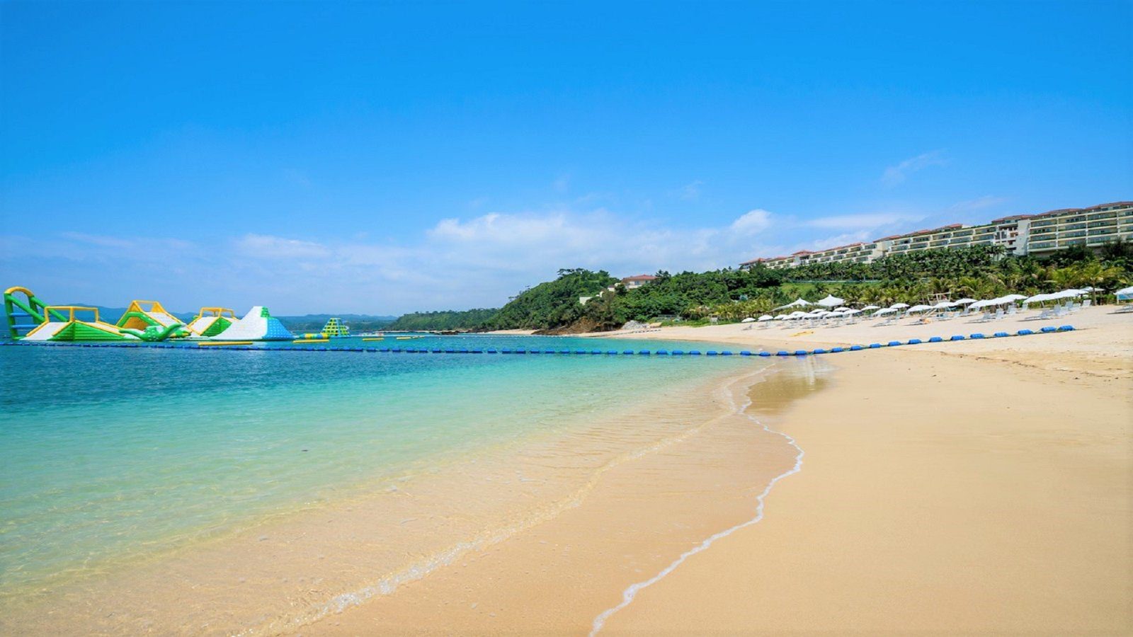卡努佳度假村 Kanucha Resort 淺灘沙灘與海上的充氣水上樂園
