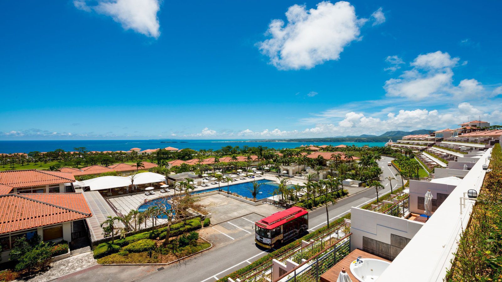 卡努佳度假村 Kanucha Resort 紅色巡迴巴士行經客房棟與泳池
