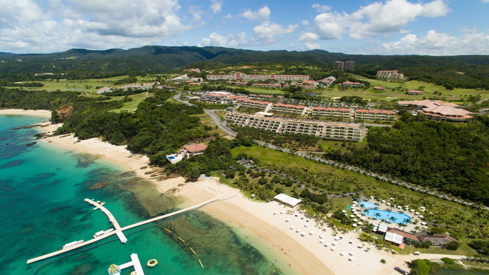 卡努佳度假村 Kanucha Resort 空拍大浦灣沿岸的海灘、客房棟與高爾夫球場
