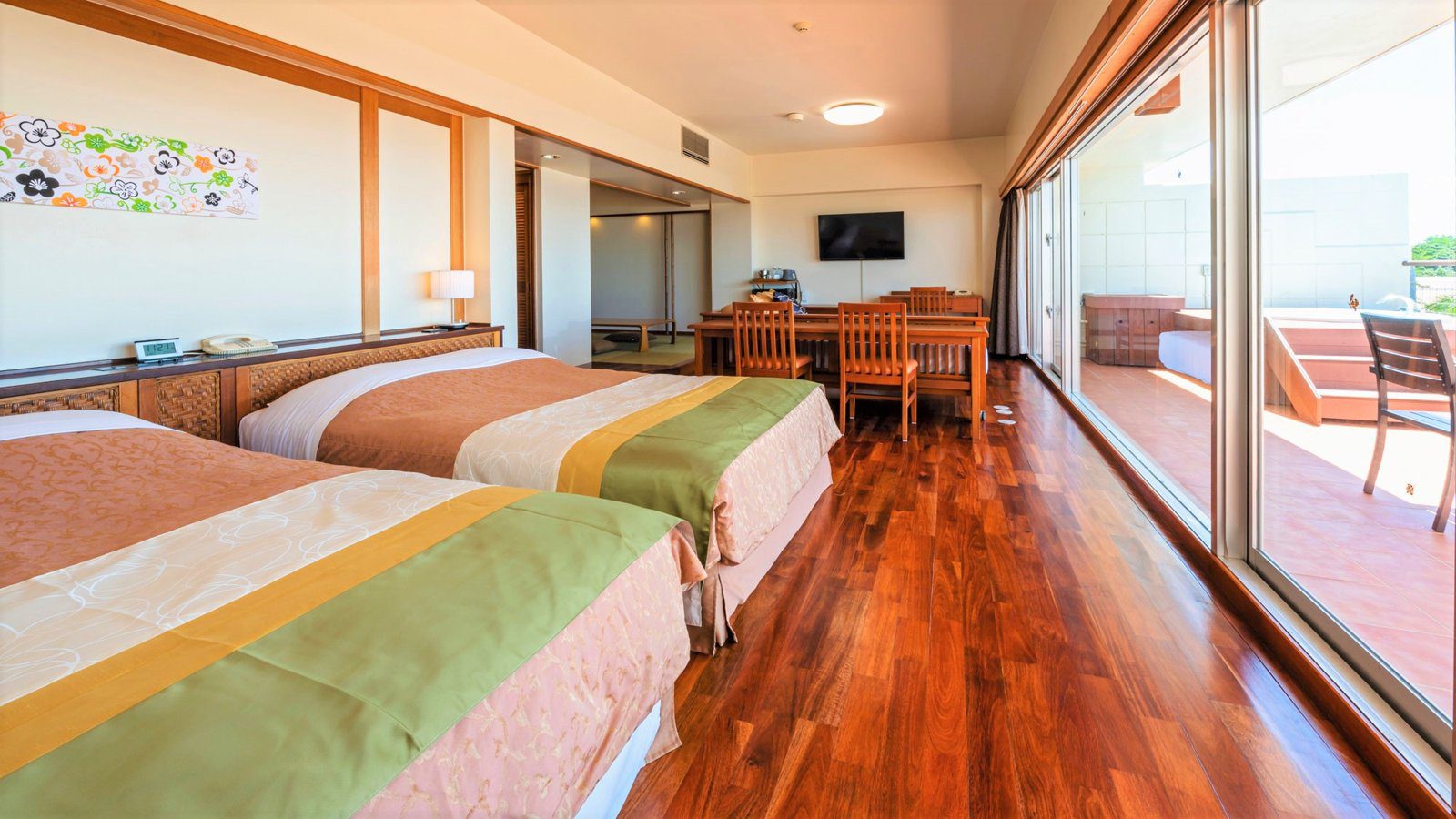 卡努佳度假村 Kanucha Resort 兩張床、餐桌與落地窗的家庭房