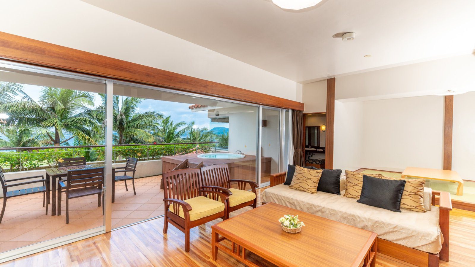 卡努佳度假村 Kanucha Resort 沙發起居區與陽台上的按摩浴缸