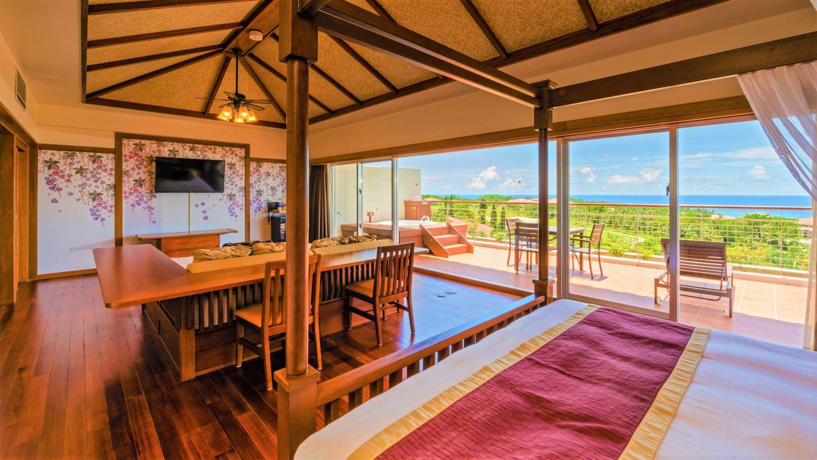 卡努佳度假村 Kanucha Resort 木造天篷、餐桌與面海陽台的套房