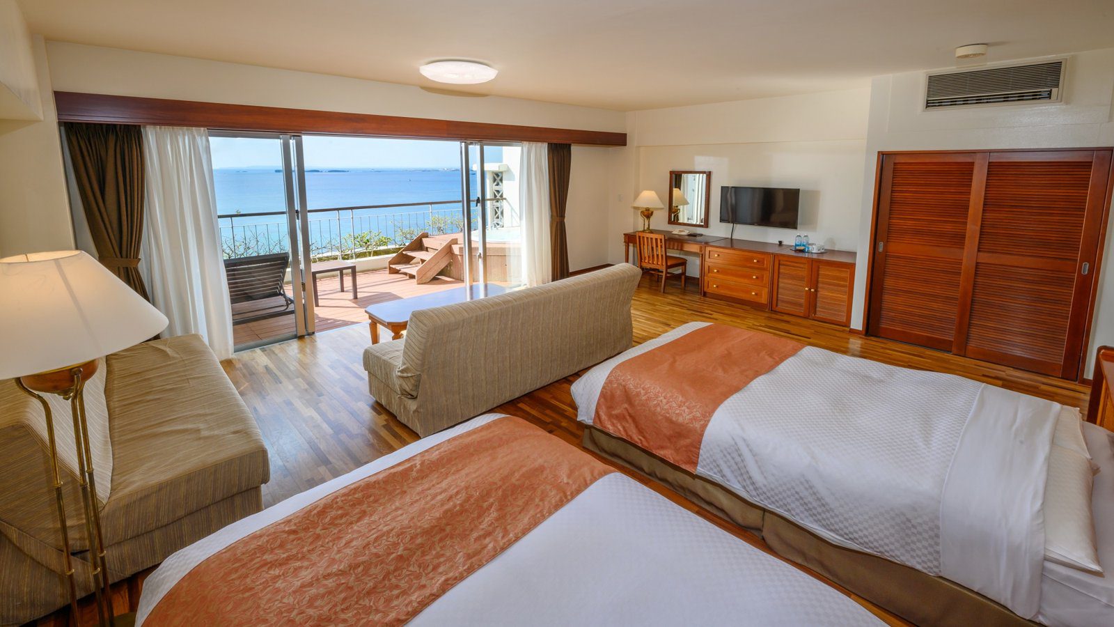 卡努佳度假村 Kanucha Resort Orchid 棟雙床房與陽台外的海
