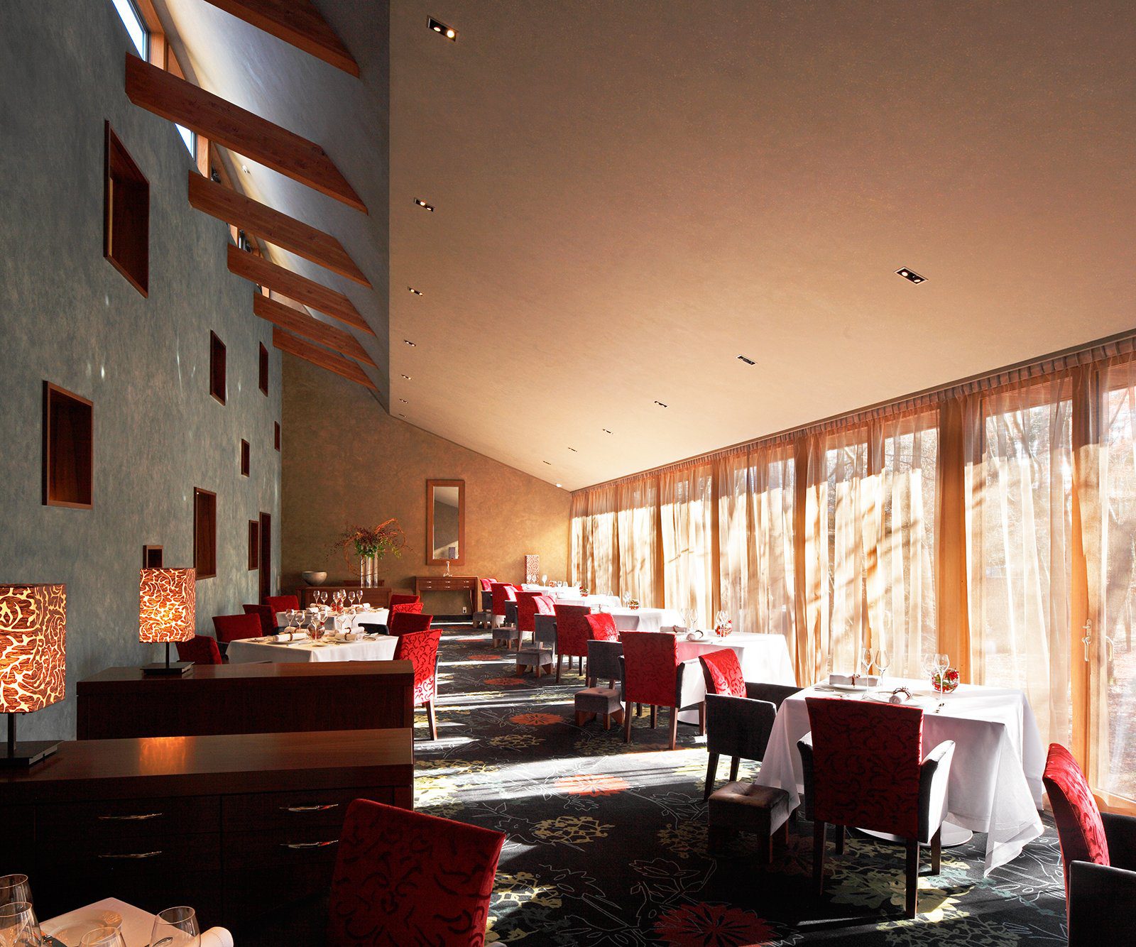 輕井澤 Hotel Bleston Court Yukawatan 斜屋頂下的長排餐桌與整面落地窗