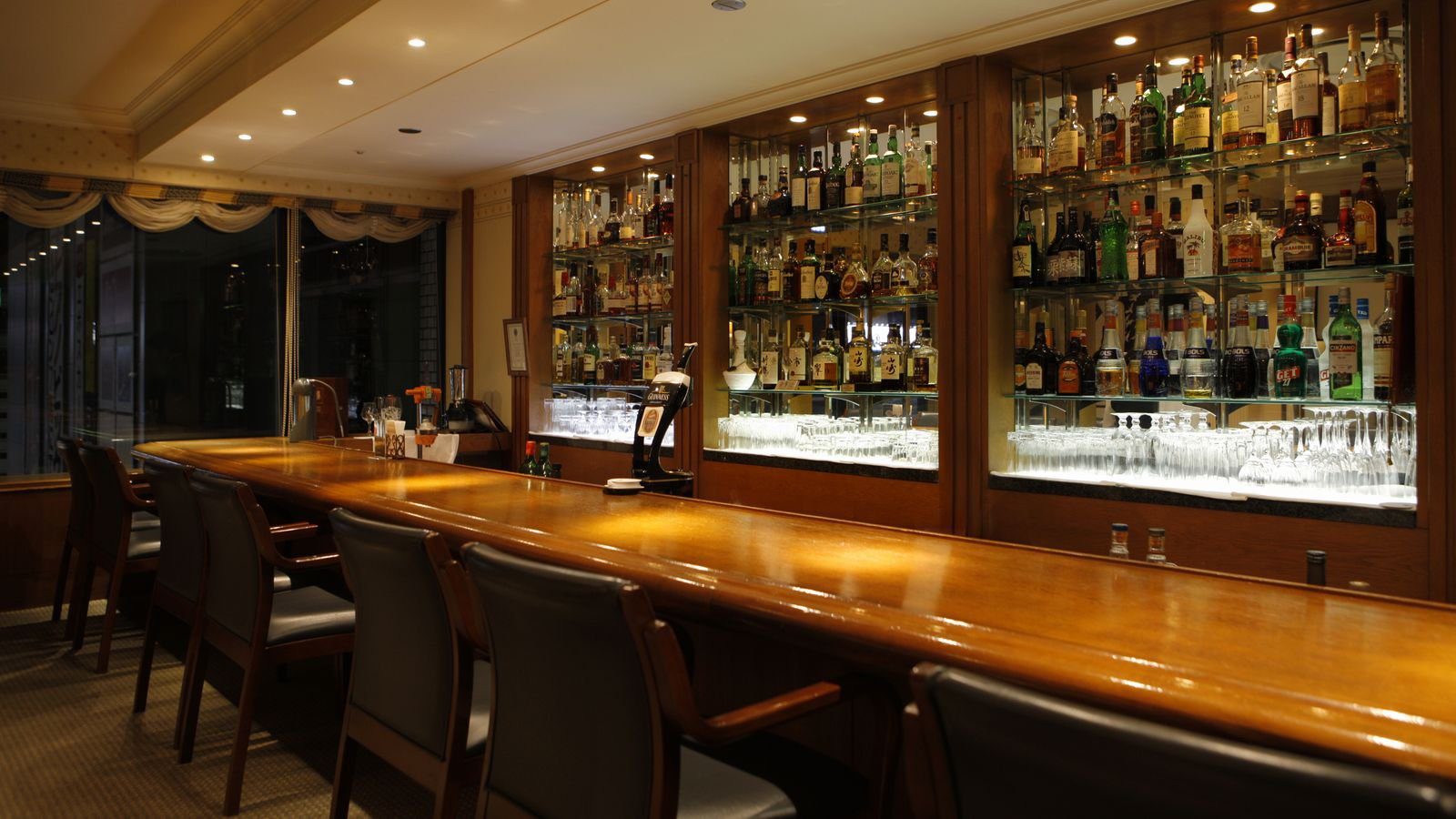 川崎日航酒店 7 樓酒吧「夜間飛行」吧台