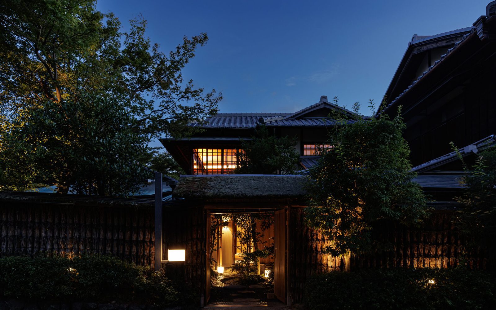 東山露地 Kazeno Heritage 京都 夜裡的外觀