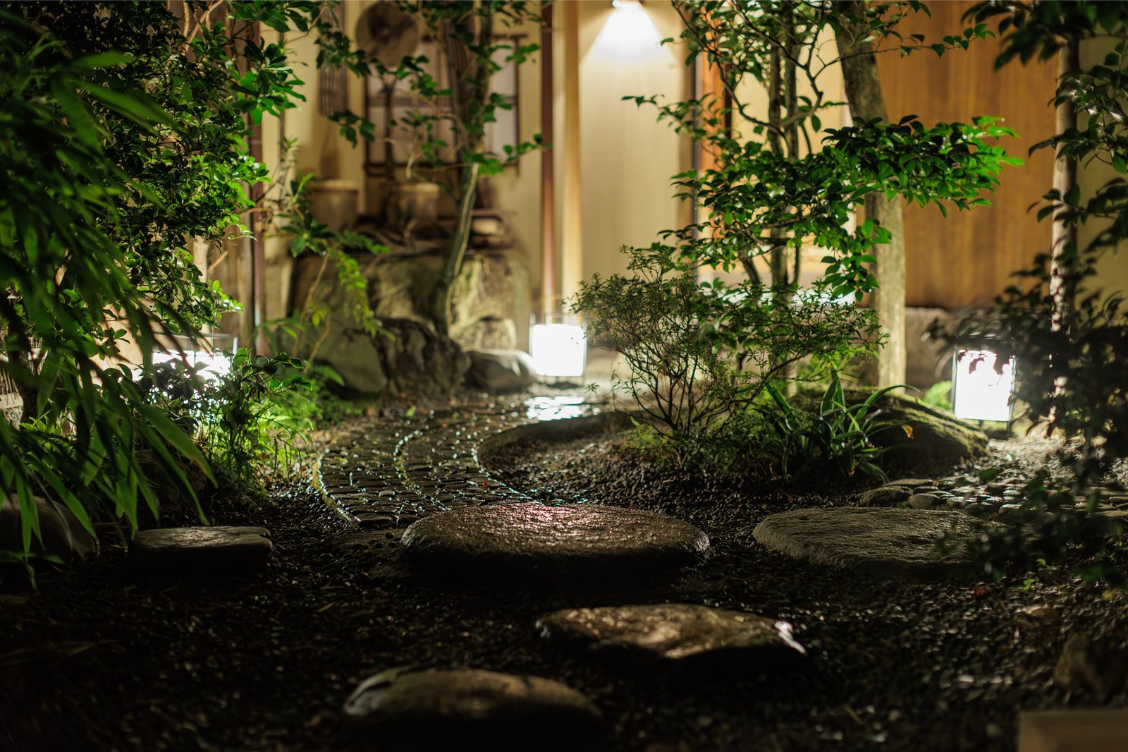 東山露地 Kazeno Heritage 京都 夜裡打上燈的露地庭