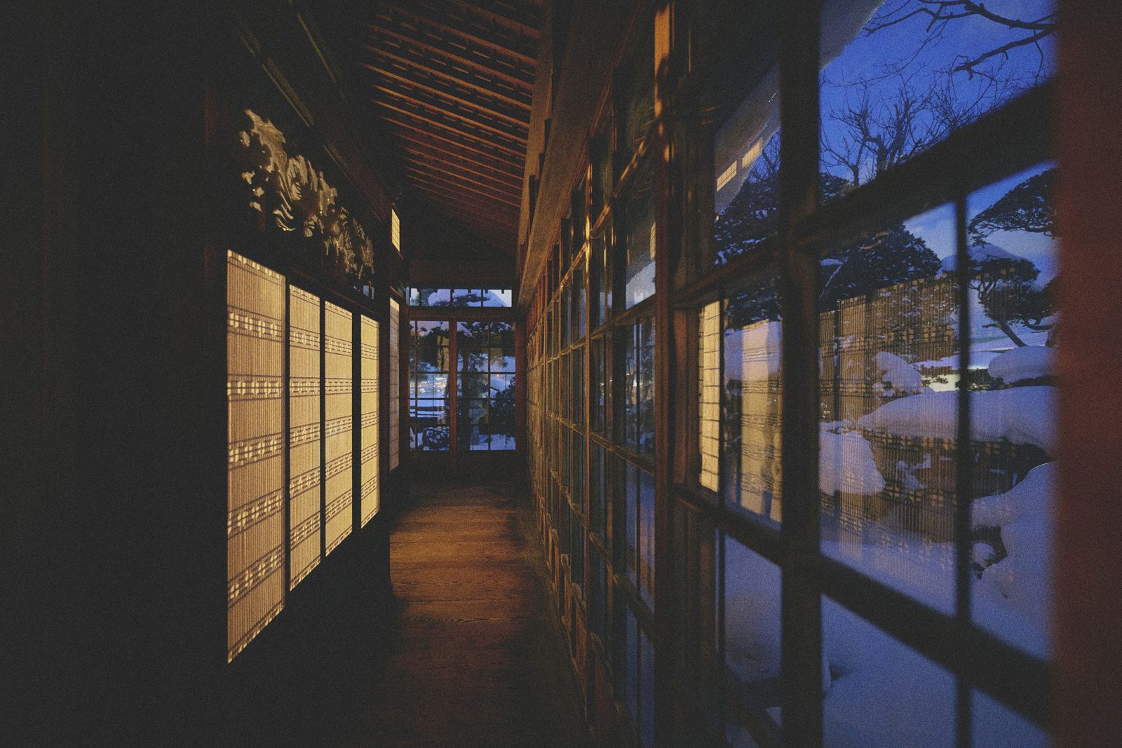 舊相馬家 Kazeno Heritage 函館 走廊與窗外的雪