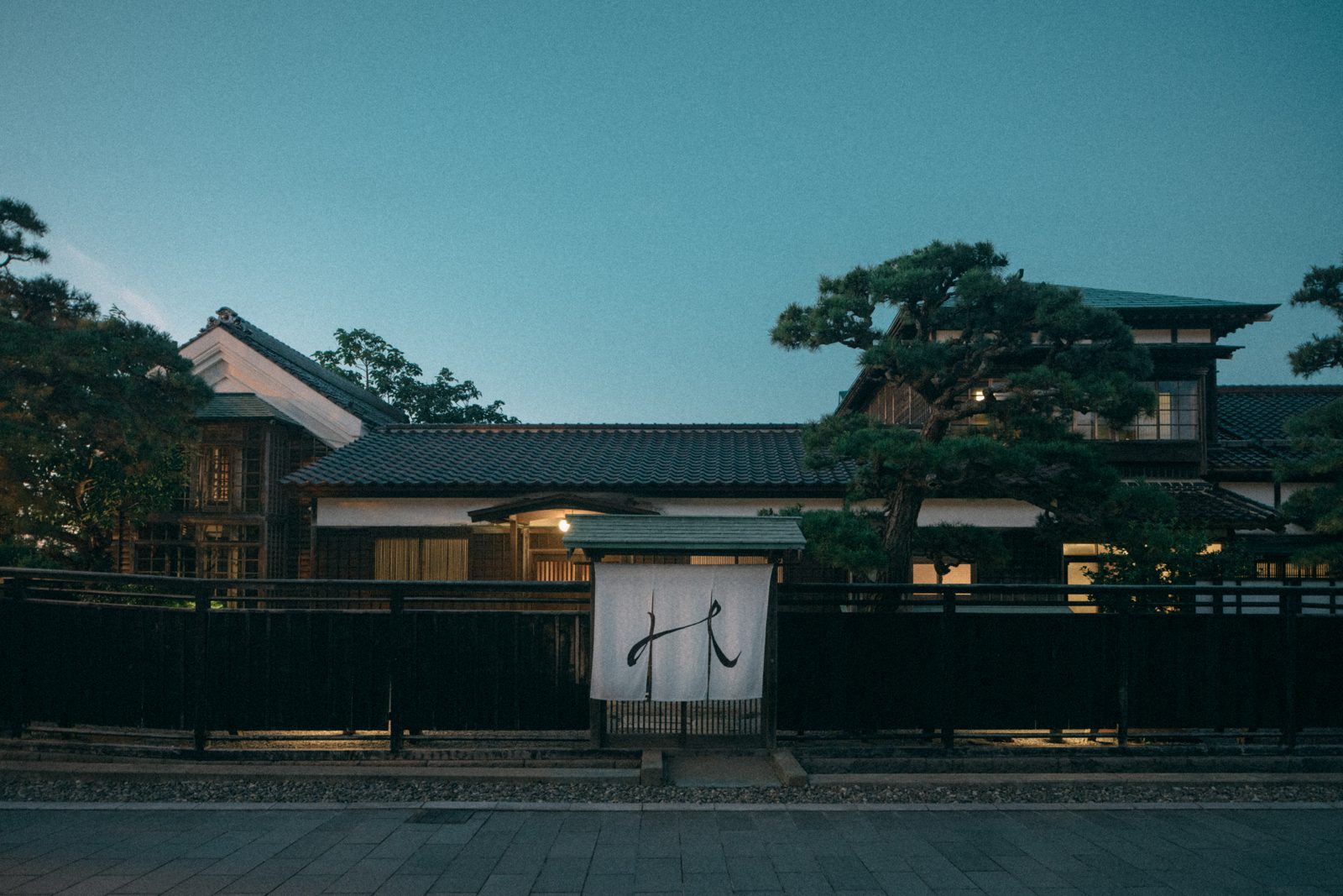 舊相馬家 Kazeno Heritage 函館 元町坡道上的入口