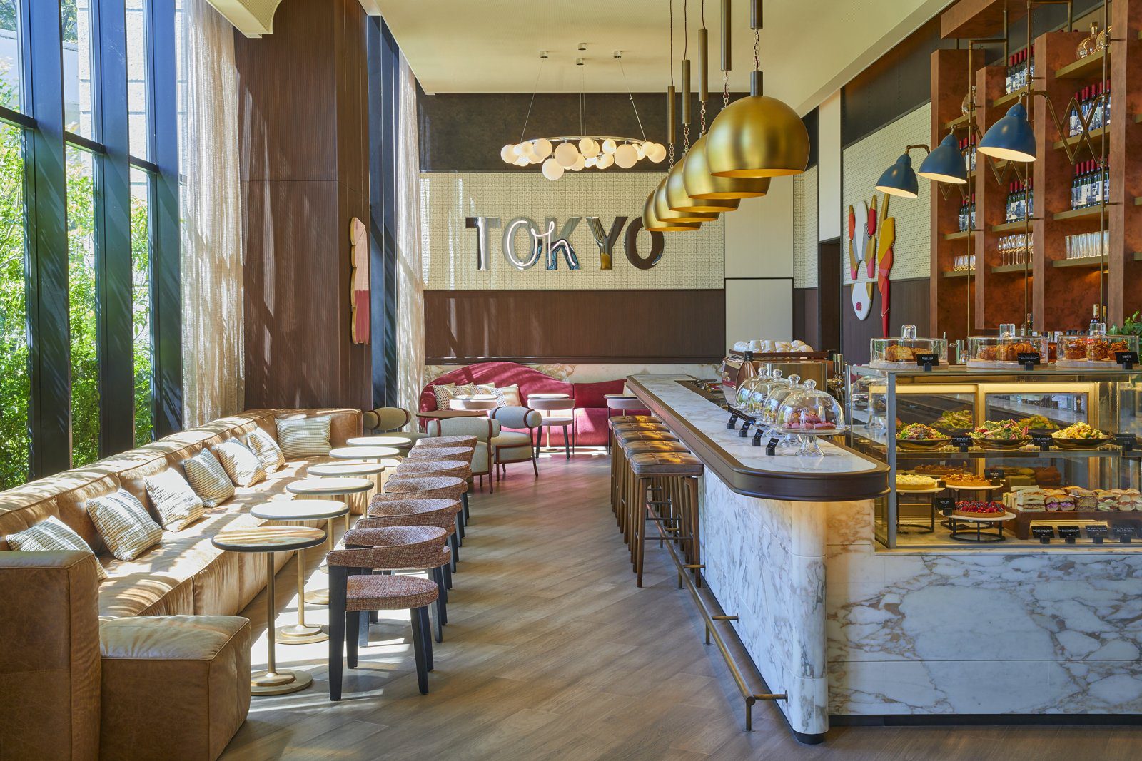 東京新宿金普頓酒店 District 餐廳的 TOKYO 霓虹與開放吧台