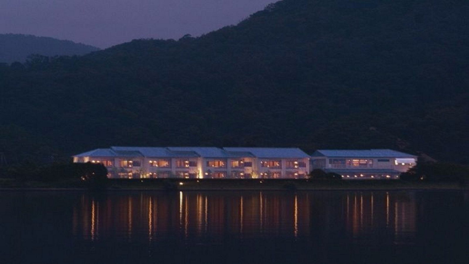 城崎 圓山川溫泉 銀花 從圓山川對岸看旅館夜間燈光