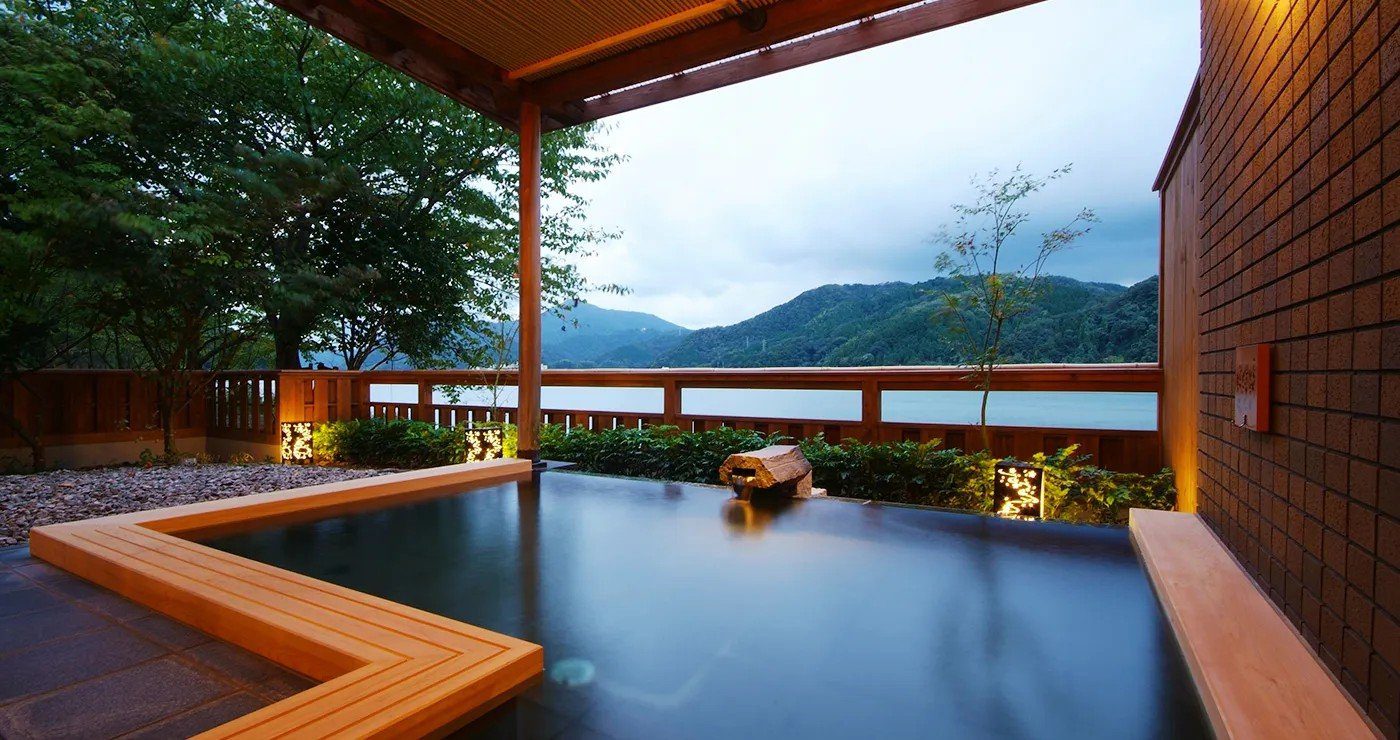 城崎 圓山川溫泉 銀花 大浴場「水面之湯」的露天風呂與河景