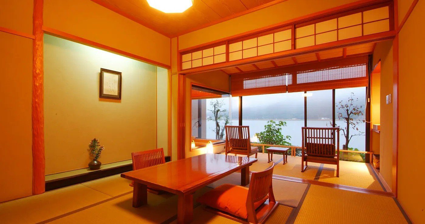 城崎 圓山川溫泉 銀花 1 樓和室的矮桌與窗外河景