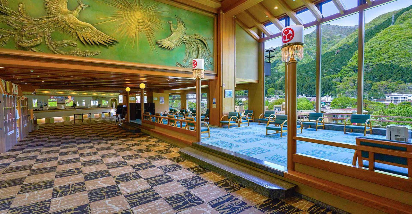 鬼怒川御苑飯店大片窗面向溪谷的大廳