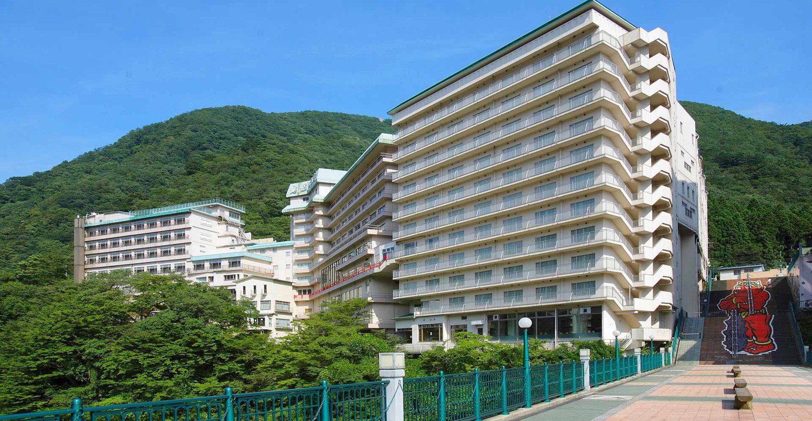 從河岸望去沿鬼怒川溪谷排開的溫泉飯店