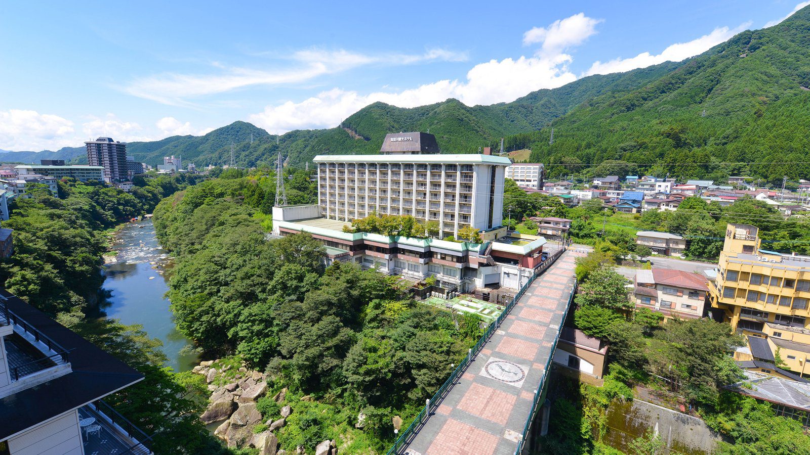 鬼怒川溫泉 鬼怒川觀光飯店 鬼怒川畔與ふれあい橋一帶的飯店位置空拍