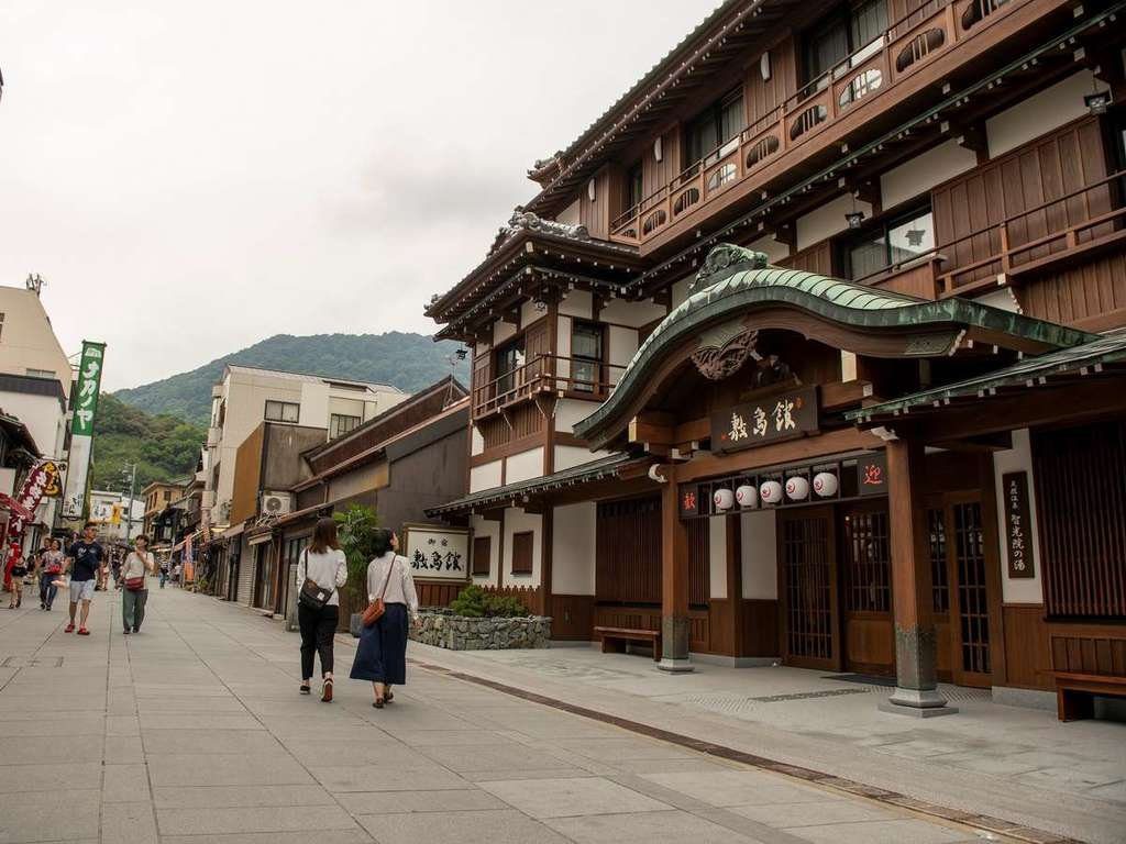 琴平 御宿 敷島館 表參道石板路與旅館的木造外觀