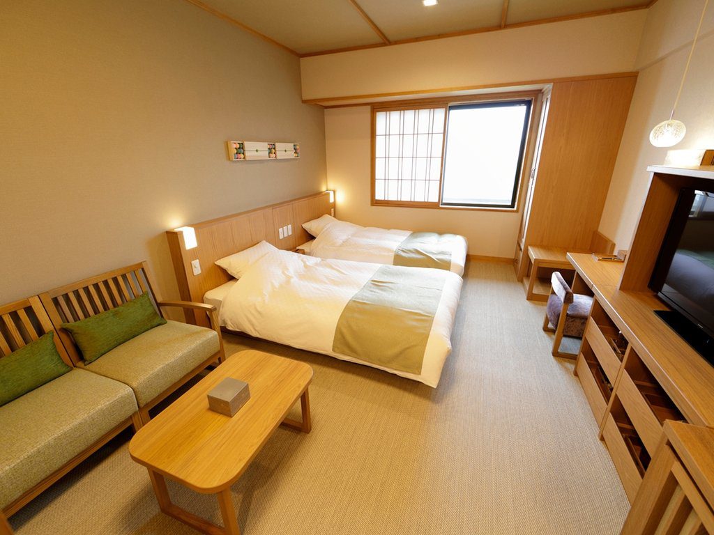 琴平 御宿 敷島館 本館和雙床房的兩張和式床與沙發