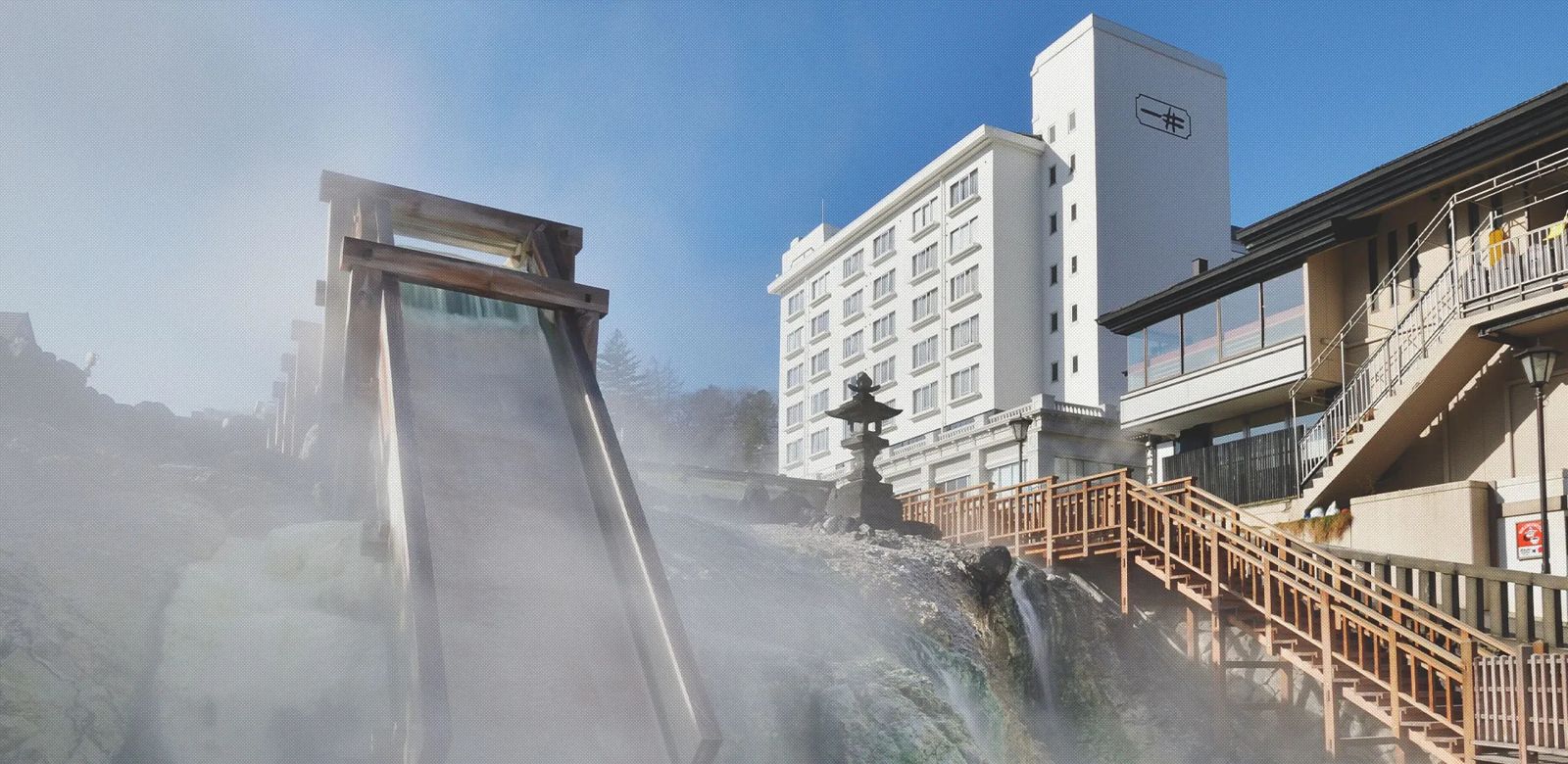 ホテル一井的建築與湯畑源泉的木樋相鄰