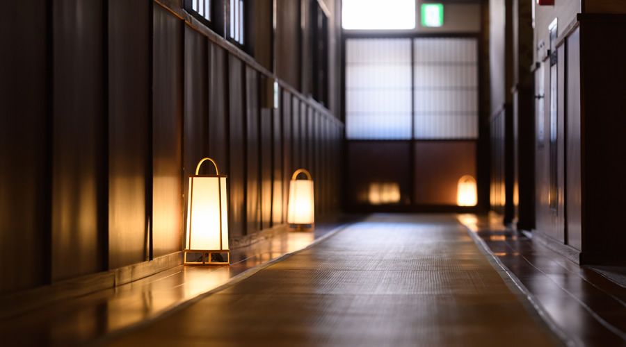 奈良屋鋪著榻榻米、點著燈籠的館內走廊