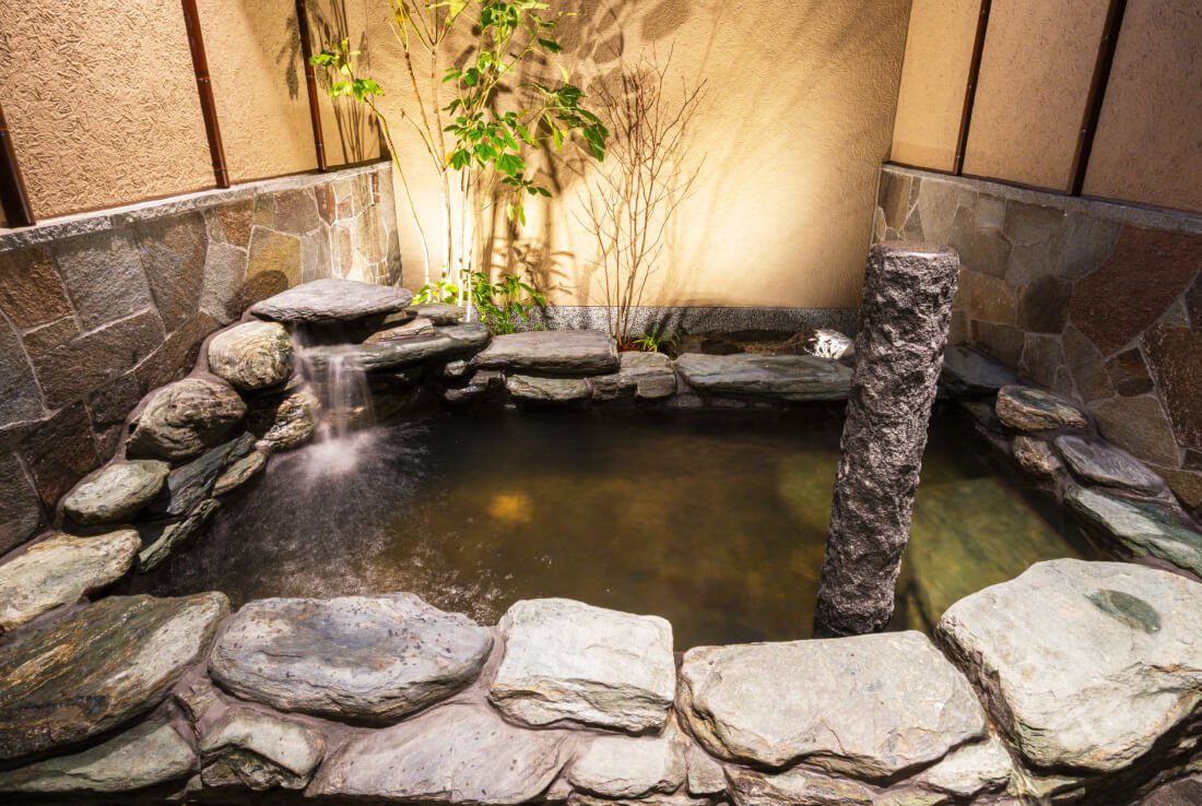 京都 御室 花傳抄 貸切風呂「瀧組之湯」的岩風呂