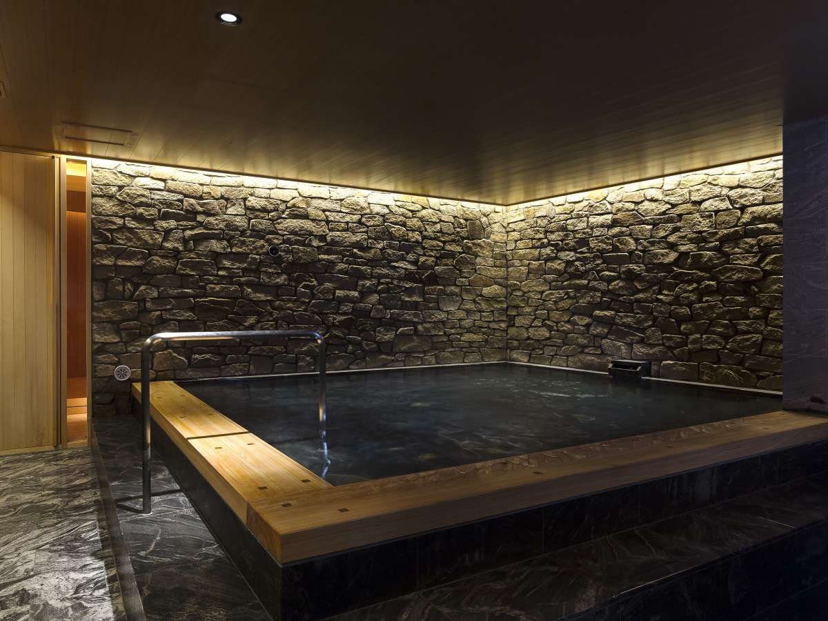 舊輕井澤 KIKYO 希爾頓格芮精選酒店 地下 1 樓 SILENT SPA 的石牆浴池