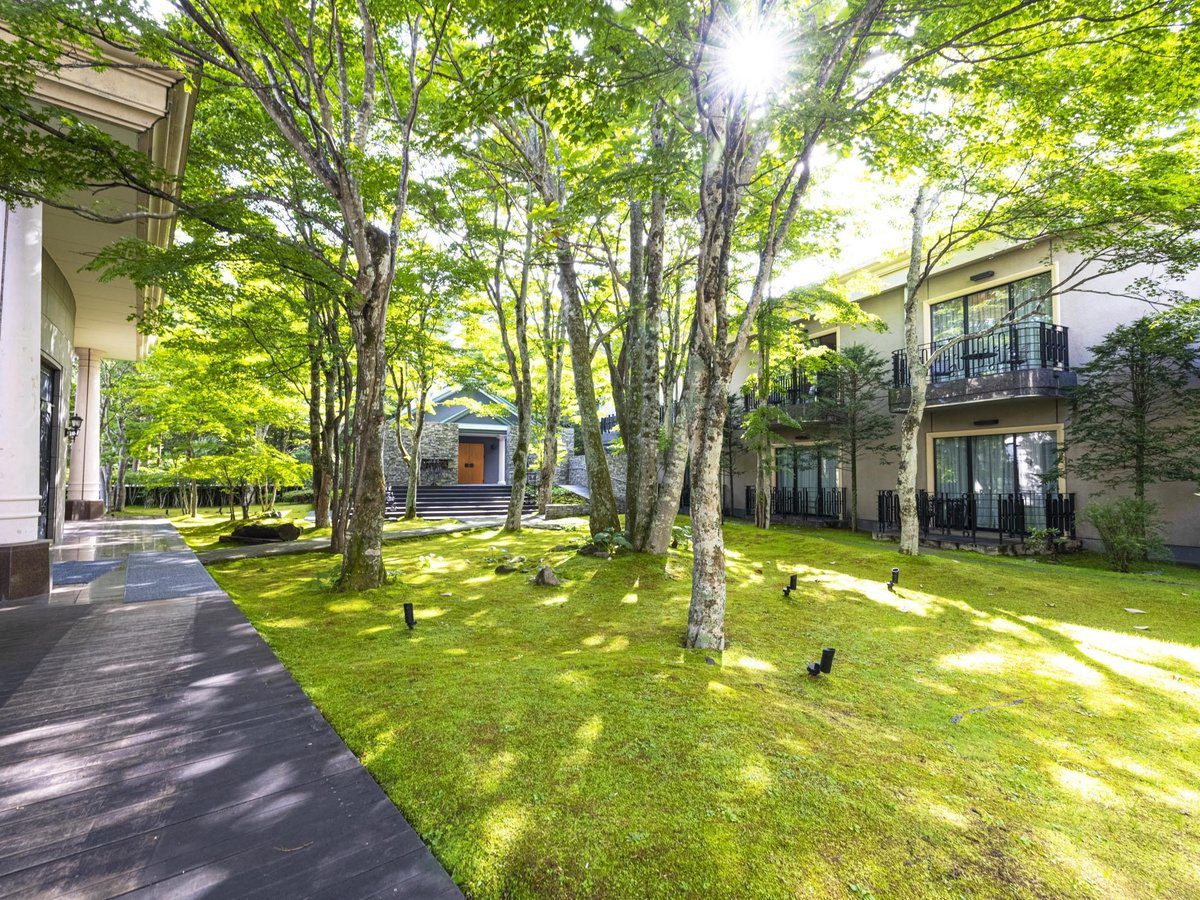 舊輕井澤 KIKYO 希爾頓格芮精選酒店 客房棟之間的綠色中庭