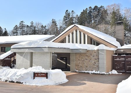 La Vista 阿寒川 雪中的飯店外觀