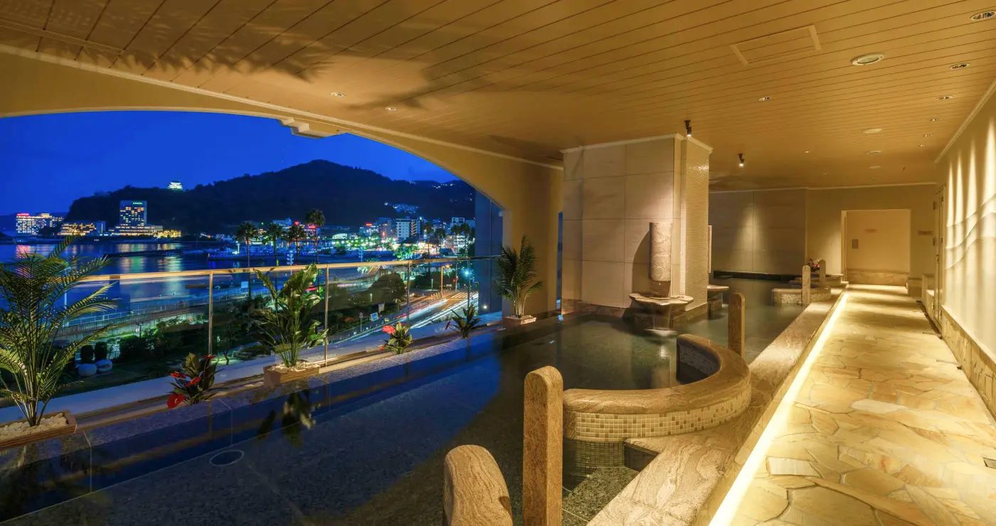 La Vista 熱海 Terrace 的展望露天風呂與熱海夜景